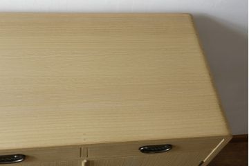 中古　美品　伝統工芸士　東樹義明作　久光刻　可憐な草花の彫刻をあしらった金具が目を引く小振りな加茂総桐箪笥(板盆付き、胴厚、総桐たんす、着物箪笥、和たんす)(R-079444)