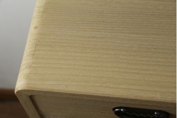 中古　美品　伝統工芸士　東樹義明作　久光刻　可憐な草花の彫刻をあしらった金具が目を引く小振りな加茂総桐箪笥(板盆付き、胴厚、総桐たんす、着物箪笥、和たんす)(R-079444)