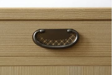 中古　美品　伝統工芸士　東樹義明作　久光刻　可憐な草花の彫刻をあしらった金具が目を引く小振りな加茂総桐箪笥(板盆付き、胴厚、総桐たんす、着物箪笥、和たんす)(R-079444)