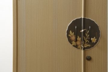 中古　美品　伝統工芸士　東樹義明作　久光刻　可憐な草花の彫刻をあしらった金具が目を引く小振りな加茂総桐箪笥(板盆付き、胴厚、総桐たんす、着物箪笥、和たんす)(R-079444)