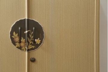 中古　美品　伝統工芸士　東樹義明作　久光刻　可憐な草花の彫刻をあしらった金具が目を引く小振りな加茂総桐箪笥(板盆付き、胴厚、総桐たんす、着物箪笥、和たんす)(R-079444)