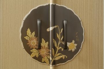 中古　美品　伝統工芸士　東樹義明作　久光刻　可憐な草花の彫刻をあしらった金具が目を引く小振りな加茂総桐箪笥(板盆付き、胴厚、総桐たんす、着物箪笥、和たんす)(R-079444)