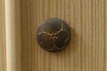 中古　美品　伝統工芸士　東樹義明作　久光刻　可憐な草花の彫刻をあしらった金具が目を引く小振りな加茂総桐箪笥(板盆付き、胴厚、総桐たんす、着物箪笥、和たんす)(R-079444)