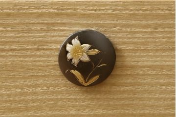 中古　美品　伝統工芸士　東樹義明作　久光刻　可憐な草花の彫刻をあしらった金具が目を引く小振りな加茂総桐箪笥(板盆付き、胴厚、総桐たんす、着物箪笥、和たんす)(R-079444)