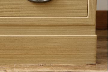 中古　美品　伝統工芸士　東樹義明作　久光刻　可憐な草花の彫刻をあしらった金具が目を引く小振りな加茂総桐箪笥(板盆付き、胴厚、総桐たんす、着物箪笥、和たんす)(R-079444)