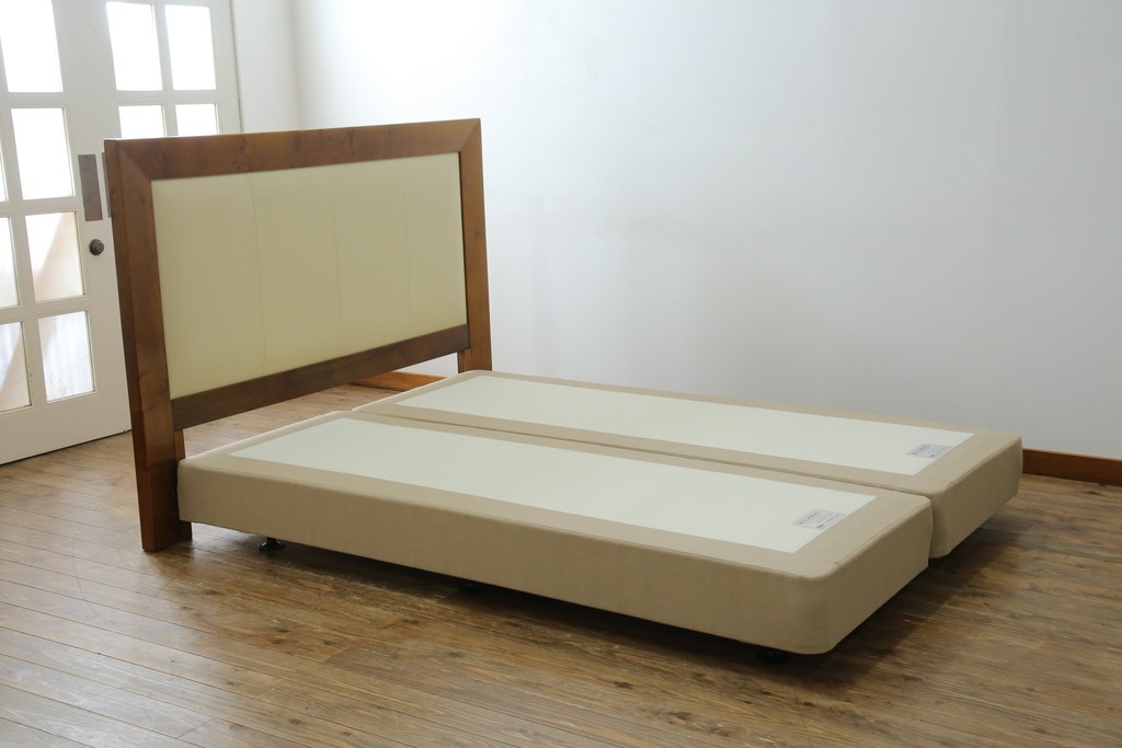 中古　スペイン製　バロッサバレンティ(VARO,S.A. VALENTI)　シモンズ(SIMMONS)　ボックススプリングベッド　ナチュラルモダンデザインでお部屋に取り入れやすいダブルサイズのベッドフレーム　(R-079445)