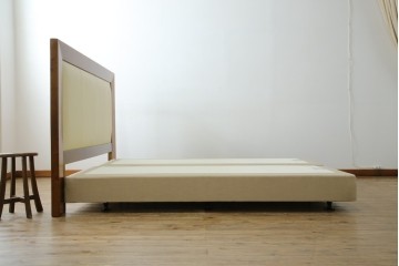 中古　スペイン製　バロッサバレンティ(VARO,S.A. VALENTI)　シモンズ(SIMMONS)　ボックススプリングベッド　ナチュラルモダンデザインでお部屋に取り入れやすいダブルサイズのベッドフレーム　(R-079445)