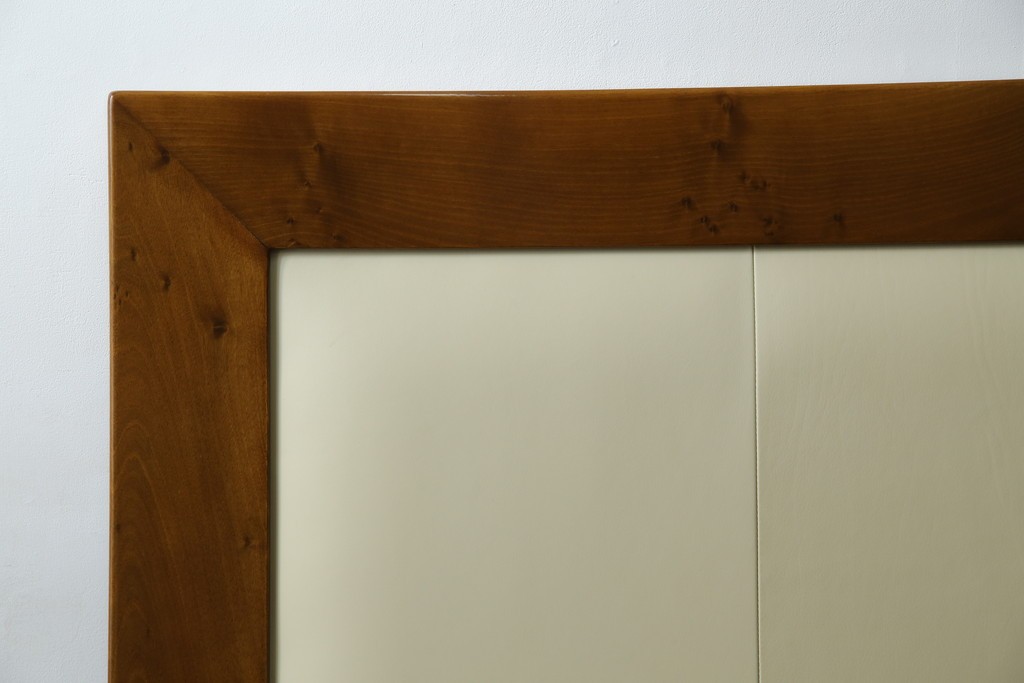 中古　スペイン製　バロッサバレンティ(VARO,S.A. VALENTI)　シモンズ(SIMMONS)　ボックススプリングベッド　ナチュラルモダンデザインでお部屋に取り入れやすいダブルサイズのベッドフレーム　(R-079445)