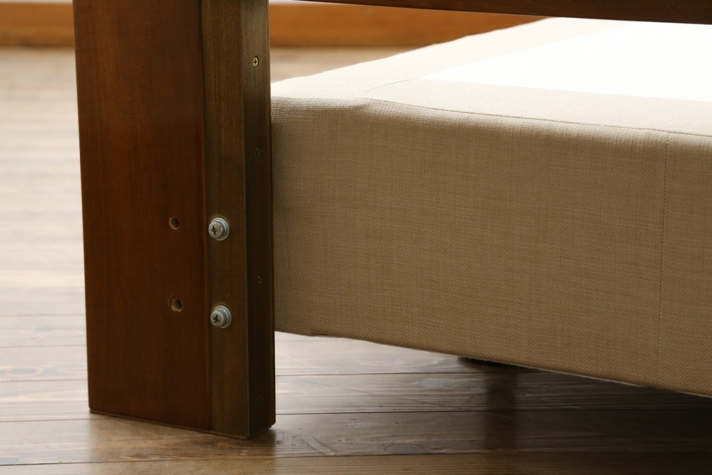 中古　スペイン製　バロッサバレンティ(VARO,S.A. VALENTI)　シモンズ(SIMMONS)　ボックススプリングベッド　ナチュラルモダンデザインでお部屋に取り入れやすいダブルサイズのベッドフレーム　(R-079445)