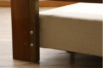 中古　スペイン製　バロッサバレンティ(VARO,S.A. VALENTI)　シモンズ(SIMMONS)　ボックススプリングベッド　ナチュラルモダンデザインでお部屋に取り入れやすいダブルサイズのベッドフレーム　(R-079445)