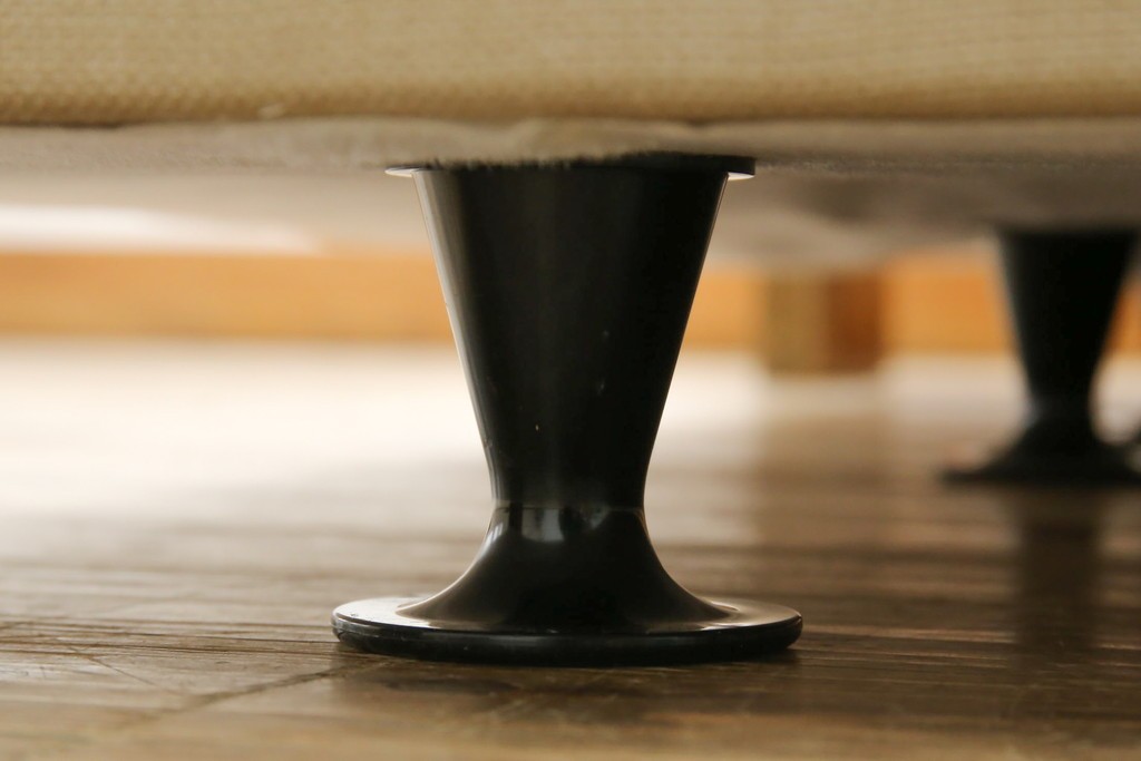 中古　スペイン製　バロッサバレンティ(VARO,S.A. VALENTI)　シモンズ(SIMMONS)　ボックススプリングベッド　ナチュラルモダンデザインでお部屋に取り入れやすいダブルサイズのベッドフレーム　(R-079445)