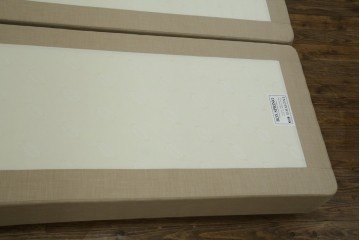 中古　スペイン製　バロッサバレンティ(VARO,S.A. VALENTI)　シモンズ(SIMMONS)　ボックススプリングベッド　ナチュラルモダンデザインでお部屋に取り入れやすいダブルサイズのベッドフレーム　(R-079445)
