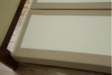 中古　スペイン製　バロッサバレンティ(VARO,S.A. VALENTI)　シモンズ(SIMMONS)　ボックススプリングベッド　ナチュラルモダンデザインでお部屋に取り入れやすいダブルサイズのベッドフレーム　(R-079445)