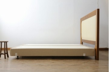 中古　スペイン製　バロッサバレンティ(VARO,S.A. VALENTI)　シモンズ(SIMMONS)　ボックススプリングベッド　ナチュラルモダンデザインでお部屋に取り入れやすいダブルサイズのベッドフレーム　(R-079445)