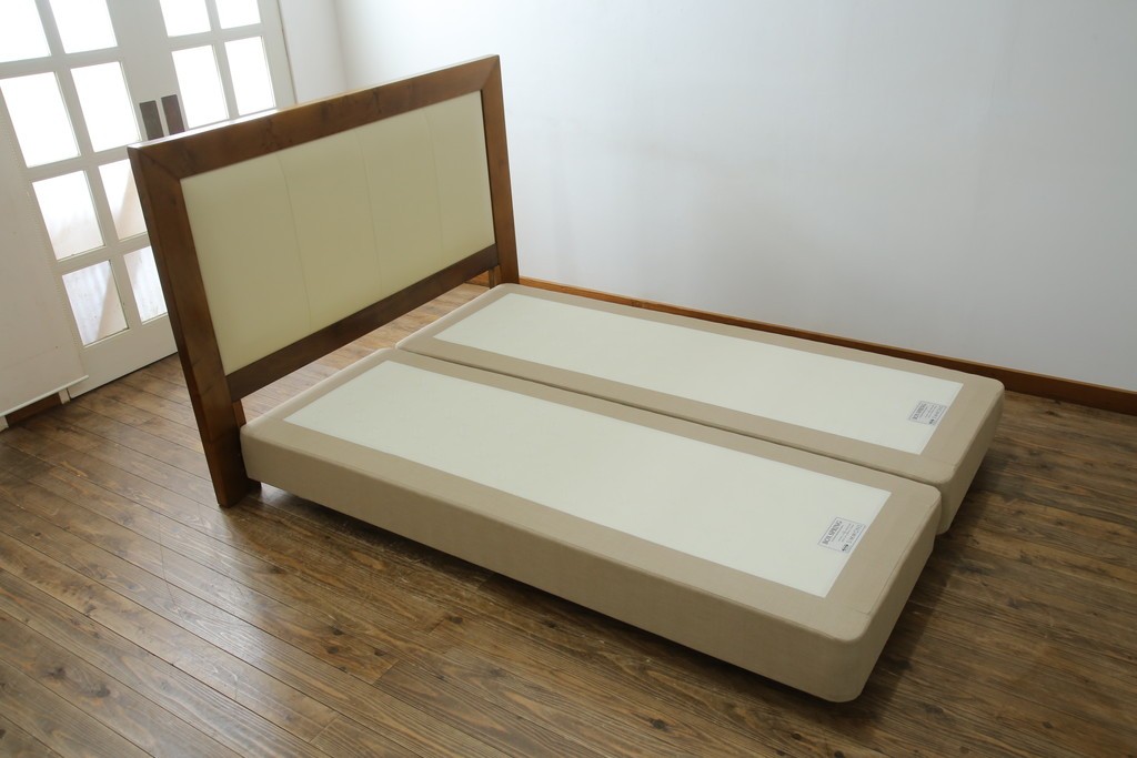 中古　スペイン製　バロッサバレンティ(VARO,S.A. VALENTI)　シモンズ(SIMMONS)　ボックススプリングベッド　ナチュラルモダンデザインでお部屋に取り入れやすいダブルサイズのベッドフレーム　(R-079445)