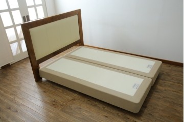 中古　スペイン製　バロッサバレンティ(VARO,S.A. VALENTI)　シモンズ(SIMMONS)　ボックススプリングベッド　ナチュラルモダンデザインでお部屋に取り入れやすいダブルサイズのベッドフレーム　(R-079445)