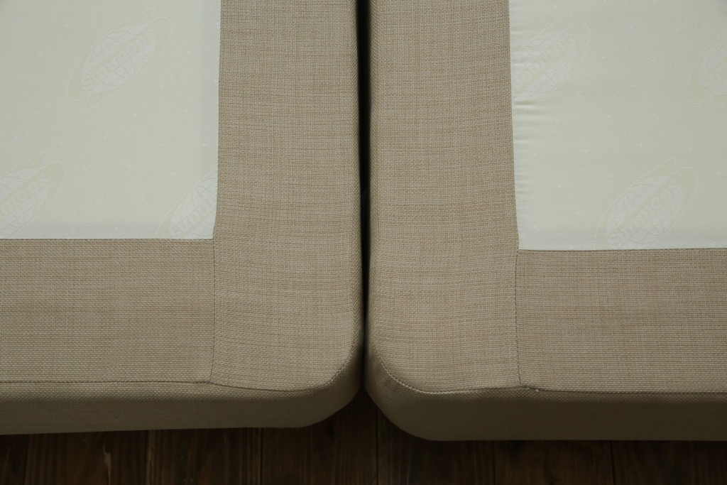 中古　スペイン製　バロッサバレンティ(VARO,S.A. VALENTI)　シモンズ(SIMMONS)　ボックススプリングベッド　ナチュラルモダンデザインでお部屋に取り入れやすいダブルサイズのベッドフレーム　(R-079445)