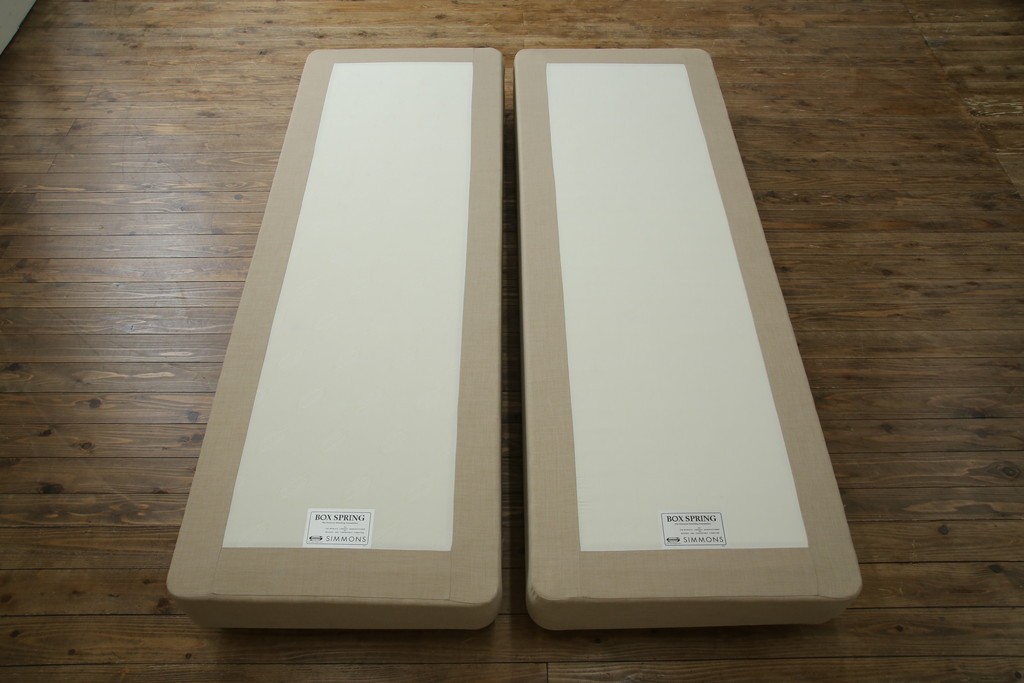 中古　スペイン製　バロッサバレンティ(VARO,S.A. VALENTI)　シモンズ(SIMMONS)　ボックススプリングベッド　ナチュラルモダンデザインでお部屋に取り入れやすいダブルサイズのベッドフレーム　(R-079445)