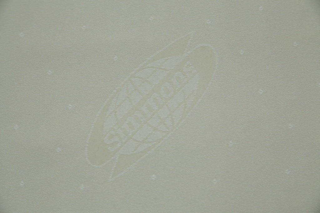 中古　スペイン製　バロッサバレンティ(VARO,S.A. VALENTI)　シモンズ(SIMMONS)　ボックススプリングベッド　ナチュラルモダンデザインでお部屋に取り入れやすいダブルサイズのベッドフレーム　(R-079445)