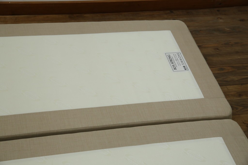 中古　スペイン製　バロッサバレンティ(VARO,S.A. VALENTI)　シモンズ(SIMMONS)　ボックススプリングベッド　ナチュラルモダンデザインでお部屋に取り入れやすいダブルサイズのベッドフレーム　(R-079445)