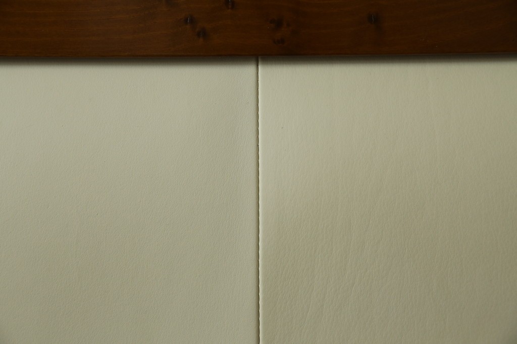 中古　スペイン製　バロッサバレンティ(VARO,S.A. VALENTI)　シモンズ(SIMMONS)　ボックススプリングベッド　ナチュラルモダンデザインでお部屋に取り入れやすいダブルサイズのベッドフレーム　(R-079445)