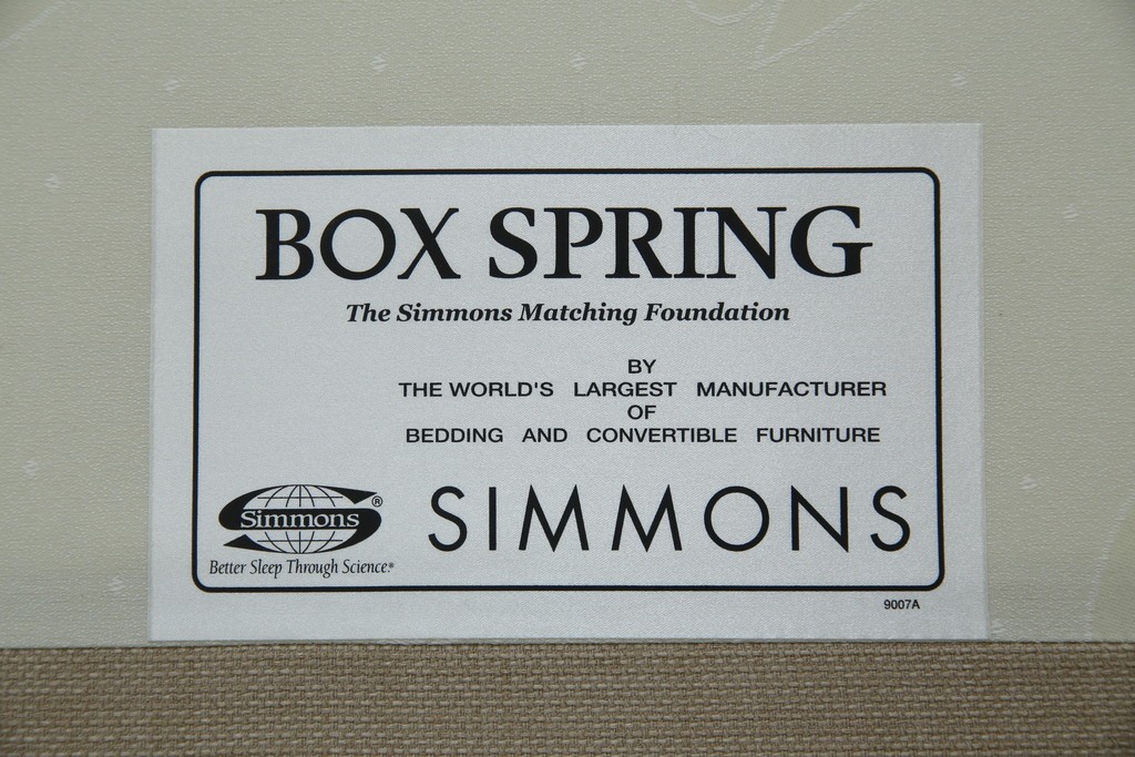 中古　スペイン製　バロッサバレンティ(VARO,S.A. VALENTI)　シモンズ(SIMMONS)　ボックススプリングベッド　ナチュラルモダンデザインでお部屋に取り入れやすいダブルサイズのベッドフレーム　(R-079445)