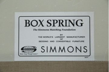 中古　スペイン製　バロッサバレンティ(VARO,S.A. VALENTI)　シモンズ(SIMMONS)　ボックススプリングベッド　ナチュラルモダンデザインでお部屋に取り入れやすいダブルサイズのベッドフレーム　(R-079445)