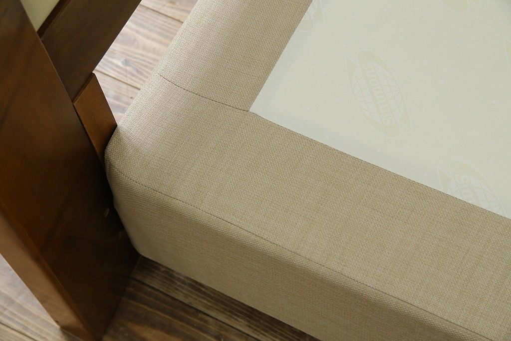 中古　スペイン製　バロッサバレンティ(VARO,S.A. VALENTI)　シモンズ(SIMMONS)　ボックススプリングベッド　ナチュラルモダンデザインでお部屋に取り入れやすいダブルサイズのベッドフレーム　(R-079445)