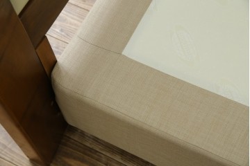 中古　スペイン製　バロッサバレンティ(VARO,S.A. VALENTI)　シモンズ(SIMMONS)　ボックススプリングベッド　ナチュラルモダンデザインでお部屋に取り入れやすいダブルサイズのベッドフレーム　(R-079445)