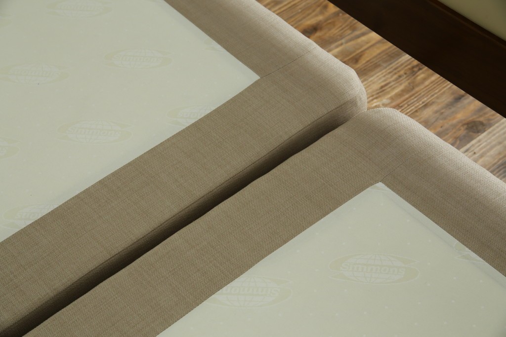 中古　スペイン製　バロッサバレンティ(VARO,S.A. VALENTI)　シモンズ(SIMMONS)　ボックススプリングベッド　ナチュラルモダンデザインでお部屋に取り入れやすいダブルサイズのベッドフレーム　(R-079445)