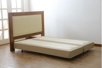 中古　スペイン製　バロッサバレンティ(VARO,S.A. VALENTI)　シモンズ(SIMMONS)　ボックススプリングベッド　お部屋に取り入れやすいナチュラルモダンデザインのベッドフレーム(ヘッドボード、ダブルベッド、木製ベッド)(R-079445)