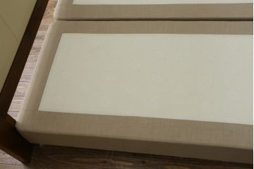 中古　スペイン製　バロッサバレンティ(VARO,S.A. VALENTI)　シモンズ(SIMMONS)　ボックススプリングベッド　お部屋に取り入れやすいナチュラルモダンデザインのベッドフレーム(ヘッドボード、ダブルベッド、木製ベッド)(R-079445)
