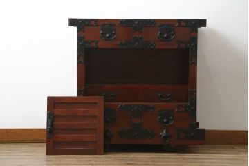 和製ビンテージ　民芸家具　前面欅(ケヤキ)材　和のお部屋の雰囲気を格上げしてくれる味わい豊かな米沢車箪笥(米沢箪笥、時代箪笥、和たんす、衣装タンス、収納箪笥、整理箪笥、引き出し、ヴィンテージ)(R-079448)