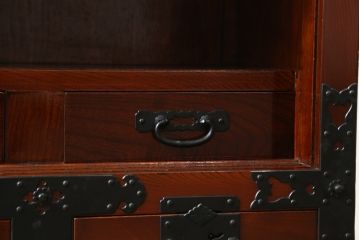 和製ビンテージ　民芸家具　前面欅(ケヤキ)材　和のお部屋の雰囲気を格上げしてくれる味わい豊かな米沢車箪笥(米沢箪笥、時代箪笥、和たんす、衣装タンス、収納箪笥、整理箪笥、引き出し、ヴィンテージ)(R-079448)