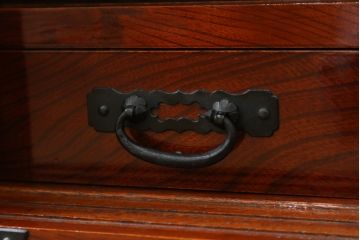 和製ビンテージ　民芸家具　前面欅(ケヤキ)材　和のお部屋の雰囲気を格上げしてくれる味わい豊かな米沢車箪笥(米沢箪笥、時代箪笥、和たんす、衣装タンス、収納箪笥、整理箪笥、引き出し、ヴィンテージ)(R-079448)