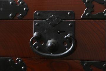 和製ビンテージ　民芸家具　前面欅(ケヤキ)材　和のお部屋の雰囲気を格上げしてくれる味わい豊かな米沢車箪笥(米沢箪笥、時代箪笥、和たんす、衣装タンス、収納箪笥、整理箪笥、引き出し、ヴィンテージ)(R-079448)