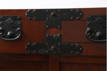 和製ビンテージ　民芸家具　前面欅(ケヤキ)材　和のお部屋の雰囲気を格上げしてくれる味わい豊かな米沢車箪笥(米沢箪笥、時代箪笥、和たんす、衣装タンス、収納箪笥、整理箪笥、引き出し、ヴィンテージ)(R-079448)