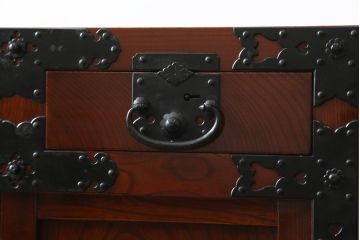 和製ビンテージ　民芸家具　前面欅(ケヤキ)材　和のお部屋の雰囲気を格上げしてくれる味わい豊かな米沢車箪笥(米沢箪笥、時代箪笥、和たんす、衣装タンス、収納箪笥、整理箪笥、引き出し、ヴィンテージ)(R-079448)