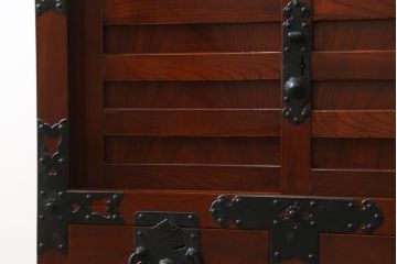 和製ビンテージ　民芸家具　前面欅(ケヤキ)材　和のお部屋の雰囲気を格上げしてくれる味わい豊かな米沢車箪笥(米沢箪笥、時代箪笥、和たんす、衣装タンス、収納箪笥、整理箪笥、引き出し、ヴィンテージ)(R-079448)