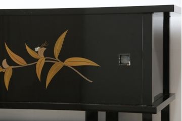 和製ビンテージ　漆芸家・東端真筰作　椿露草　蒔絵の繊細な美しさが感じられる漆塗りの飾り棚(茶棚、収納棚、戸棚、ヴィンテージ)(定価約400万円)(R-079449)