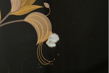和製ビンテージ　漆芸家・東端真筰作　椿露草　蒔絵の繊細な美しさが感じられる漆塗りの飾り棚(茶棚、収納棚、戸棚、ヴィンテージ)(定価約400万円)(R-079449)