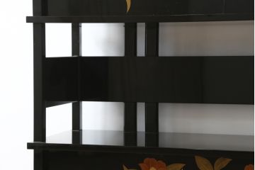 和製ビンテージ　漆芸家・東端真筰作　椿露草　蒔絵の繊細な美しさが感じられる漆塗りの飾り棚(茶棚、収納棚、戸棚、ヴィンテージ)(定価約400万円)(R-079449)