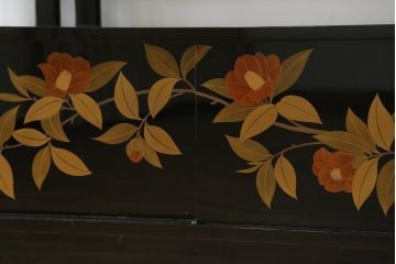 和製ビンテージ　漆芸家・東端真筰作　椿露草　蒔絵の繊細な美しさが感じられる漆塗りの飾り棚(茶棚、収納棚、戸棚、ヴィンテージ)(定価約400万円)(R-079449)
