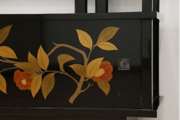 和製ビンテージ　漆芸家・東端真筰作　椿露草　蒔絵の繊細な美しさが感じられる漆塗りの飾り棚(茶棚、収納棚、戸棚、ヴィンテージ)(定価約400万円)(R-079449)