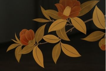 和製ビンテージ　漆芸家・東端真筰作　椿露草　蒔絵の繊細な美しさが感じられる漆塗りの飾り棚(茶棚、収納棚、戸棚、ヴィンテージ)(定価約400万円)(R-079449)