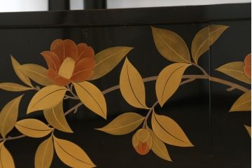 和製ビンテージ　漆芸家・東端真筰作　椿露草　蒔絵の繊細な美しさが感じられる漆塗りの飾り棚(茶棚、収納棚、戸棚、ヴィンテージ)(定価約400万円)(R-079449)