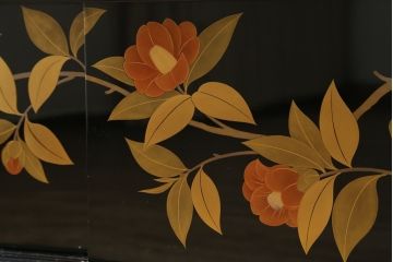 和製ビンテージ　漆芸家・東端真筰作　椿露草　蒔絵の繊細な美しさが感じられる漆塗りの飾り棚(茶棚、収納棚、戸棚、ヴィンテージ)(定価約400万円)(R-079449)