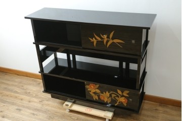 和製ヴィンテージ　漆芸家・東端真筰作　椿露草　蒔絵の繊細な美しさが感じられる漆塗りの飾り棚　定価約400万円　(R-079449)