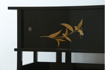 和製ヴィンテージ　漆芸家・東端真筰作　椿露草　蒔絵の繊細な美しさが感じられる漆塗りの飾り棚　定価約400万円　(R-079449)