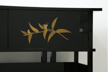 和製ヴィンテージ　漆芸家・東端真筰作　椿露草　蒔絵の繊細な美しさが感じられる漆塗りの飾り棚　定価約400万円　(R-079449)